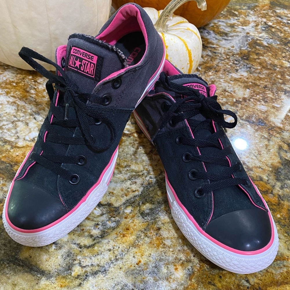 Sold*** Pink and black converse 10.0 women’s